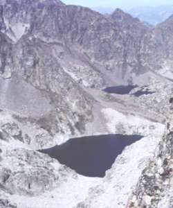 Il Lago delle Portette con il rifugio e il Lago del Claus, in una suggestiva inquadratura dalla sommità di una delle Creste Savoia