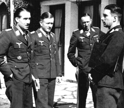 Theodore Osterkamp (terzo da sinistra) e Adolf Galland (primo a sinistra)