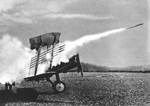 Un biplano equipaggiato con i razzi incendiari Le Prieur, utilizzati per gli attacchi ai palloni frenati Drachen.