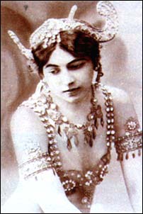 Margaret Gertrud Zelle- 07/08/1876  Leuwarden, in Olanda. Fu fucilata di francesi come spia col soprannome di Mata Hari il 15/10/1917.