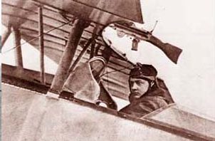 Georges Guynemer nell'abitacolo del suo primo Nieuport 10. La mitragliatrice è ancora una Hotchkiss.