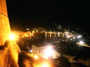 Il porto di Bonifacio ripreso dalla rocca, la posa B esalta le fonti di luce.
