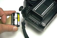 Le bande argentate sulla confezione e i terminali conduttori nella fotocamera permettono l'impostazione automatica della sensibilit della pellicola (Nikon).