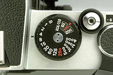 Per impostare manualmente la sensibilit della pellicola tirare e ruotare la ghiera (Nikon).