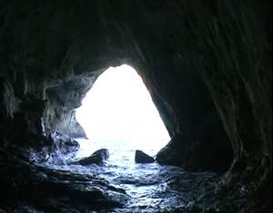 L'ampio ingresso della Grotta Marina
