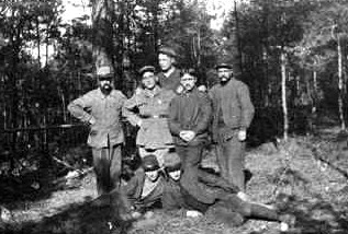 Jean Navarre con i suoi meccanici