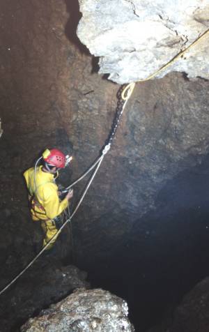 L'armo del P20 sfruttando la catena ancorata alla roccia
