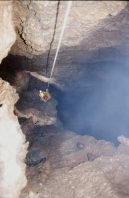 Discesa del P20 e cengia di frazionamento